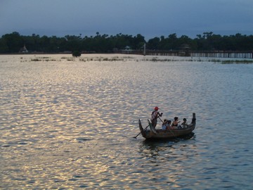 Riding a boat in Taungthaman