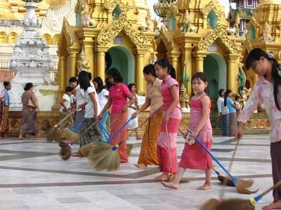Making merit at the Shwedagon